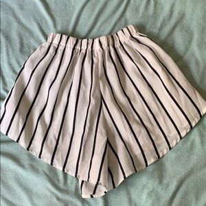 Black and White Shein Shorts Size M